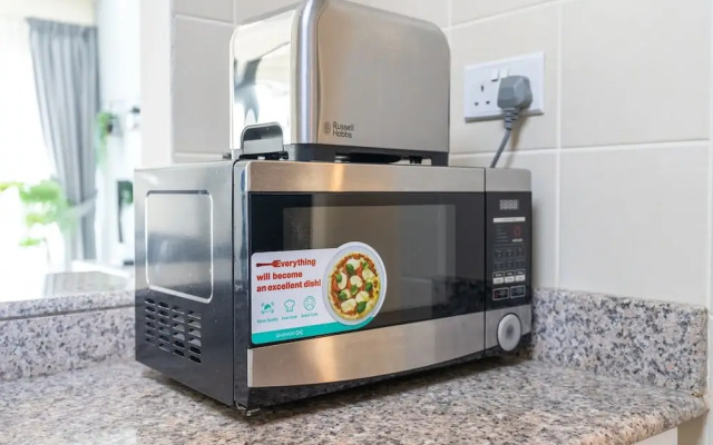 Refined 1BR Retreat in The Point Tower - Marina