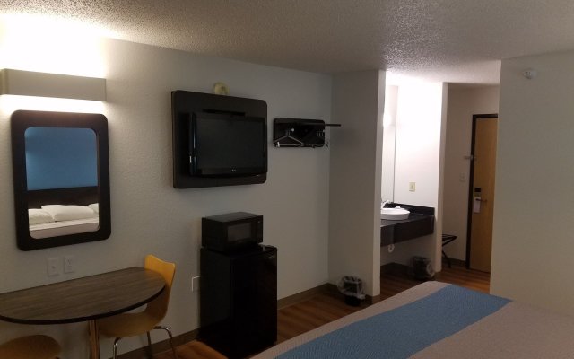 Motel 6 Indianapolis, IN - Southport