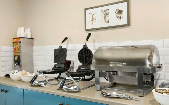 Country Inn & Suites by Radisson, Platteville, WI