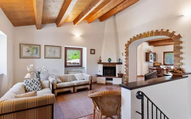 Traditional Villa in Varano With Private Garden