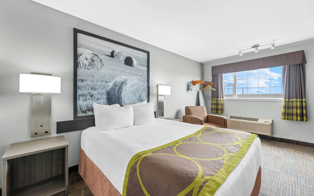 Super 8 by Wyndham Saskatoon Near Saskatoon Airport