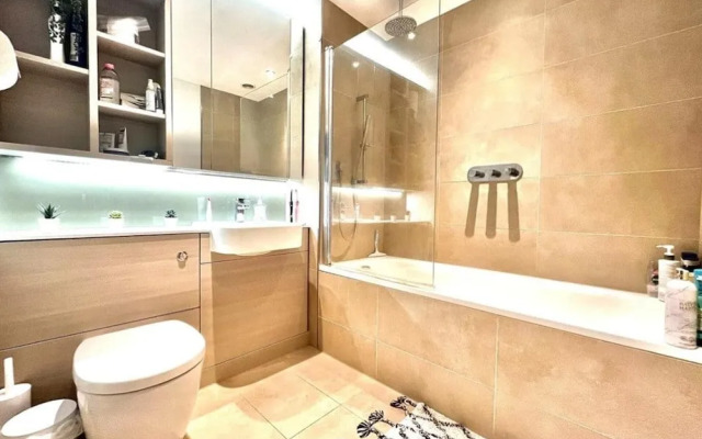 Elegant 2 Bed Apartment Within Many Attractions