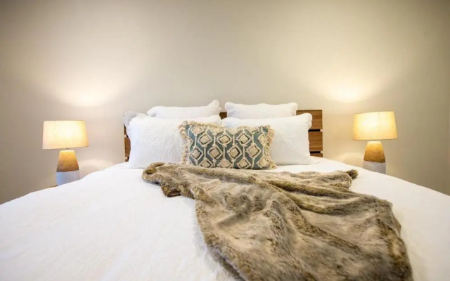 Johnnies – Guest Rooms – Robe