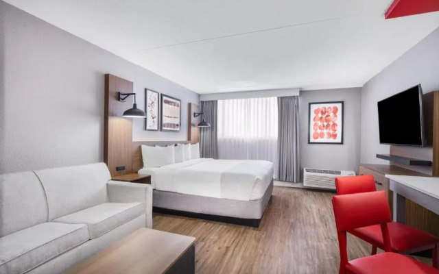 Clarion Hotel & Suites