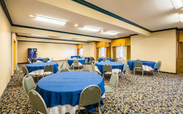 Comfort Inn & Suites North East