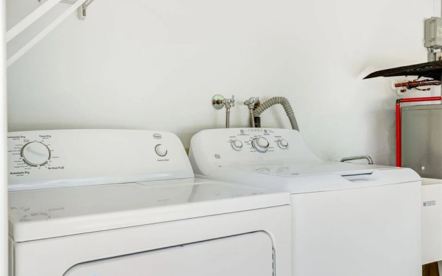 Lakeshore - Private & Sanitized, Perfect for Social Distancing & Working From Home. Private Pool, Pet Friendly. Discounted During Pandemic. Super-host Support