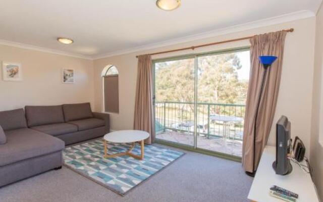 Cobb & Co 3/39 Cobbon Crescent