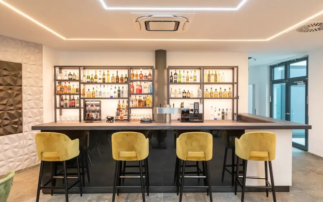 Central Hotel & Lounge Adult Only