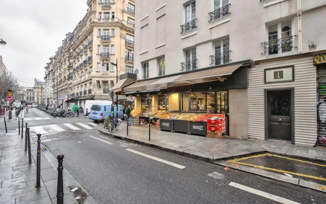 Cosy Mezzanine Studio in the Heart of Paris (4)