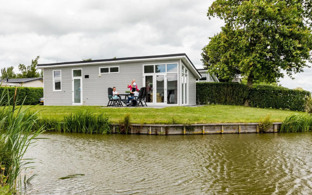 Detached, light chalet with dishwasher not far from Hoorn