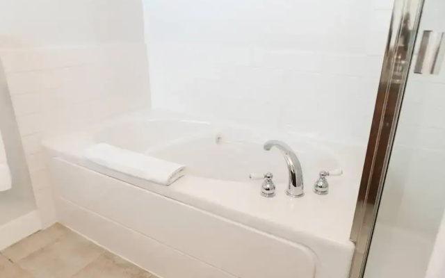 Lakefront Beachfront top Floor Condo w Pool