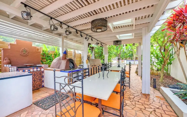 Gather & Unwind Outdoors, Stylish Vista Retreat!