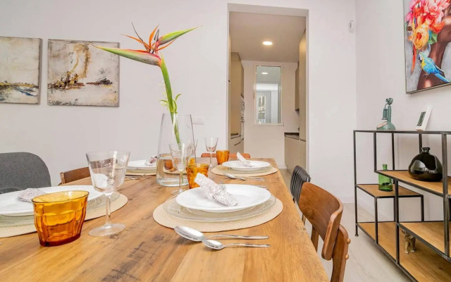 Apartment with Balconies in La Latina by Batuecas