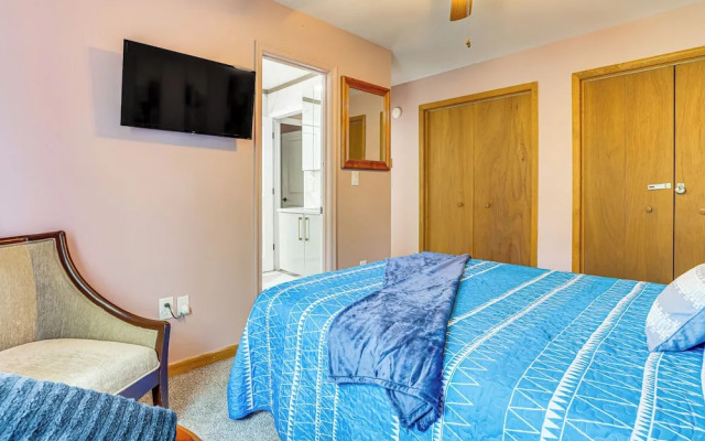 Pocono Getaway: Hot Tub, Community Lake Access!