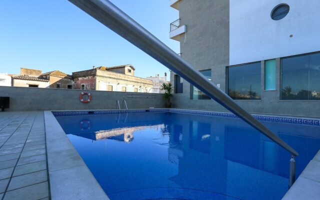 3-bedroom Apt, Sleeps 6, Pool, Gym & Jacuzzi