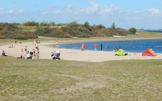 Traumhaftes-freistehendes-Ferienhaus-an-der-See-Strand-Yachthafen-W-Lan