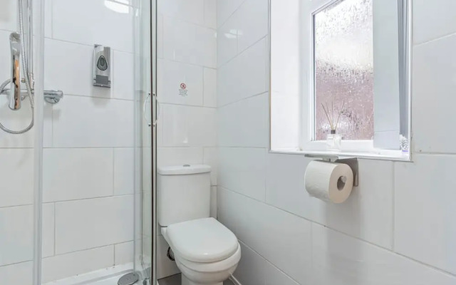 2 Bedroom Apartment - Parking, Wifi, Central