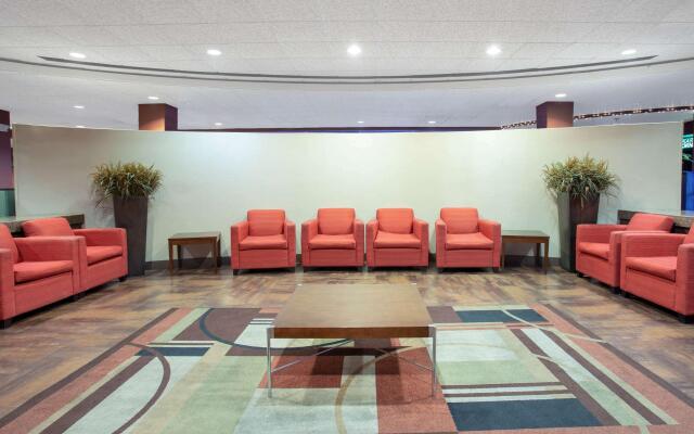 Holiday Inn Express and Suites Phoenix Midtown