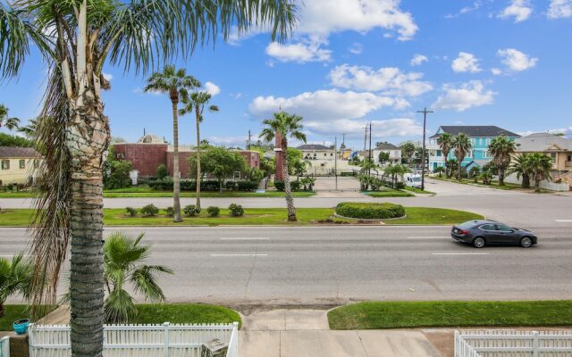 The Turquoise Turtle 4 Bedroom Home