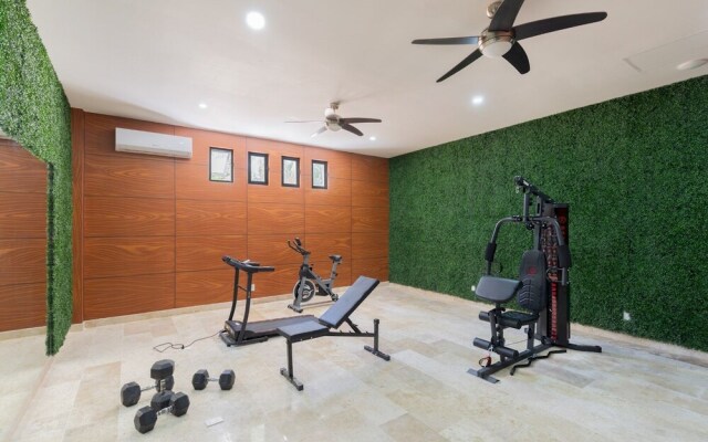 Stunning 2BR Condo Breathtaking Sky Bar Rooftop Pool Gym