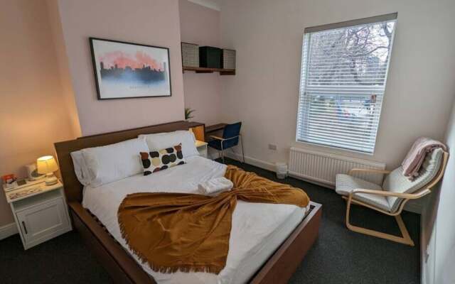 Warm & Calming 3BD Holiday Home - Salford