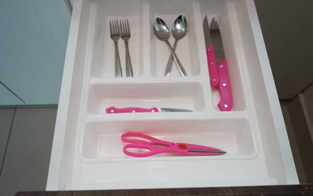 Nice And Artistic 1Br At Saveria Apartment