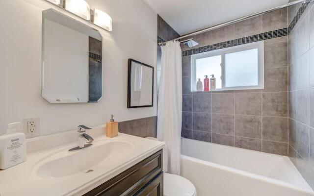 The Elm, 4 Bed Bungalow with Backyard and Firepit