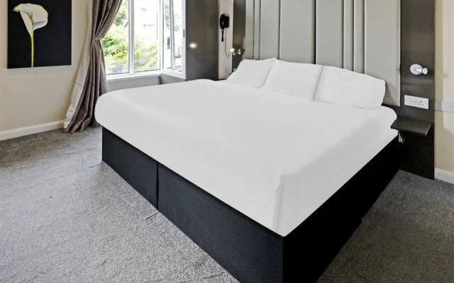 OYO The Baltimore Hotel