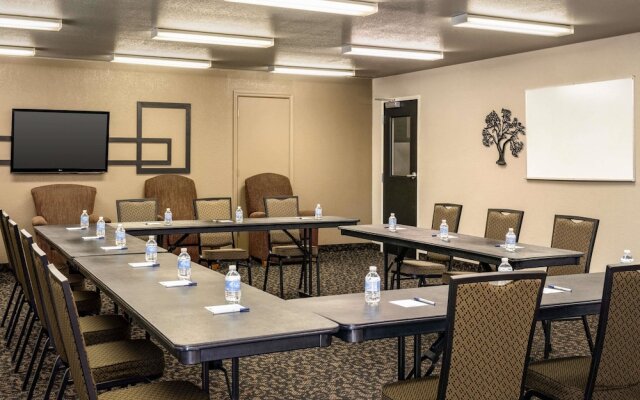 Travelodge by Wyndham Wellington KS
