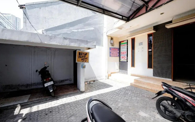 Super OYO 91535 J&b Rooms Tomang