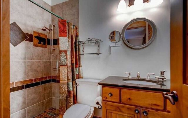 Hatari Lodge 5 Bedroom Home by RedAwning