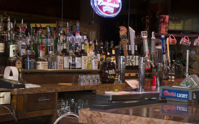 Lamplighter Inn & Suites - North