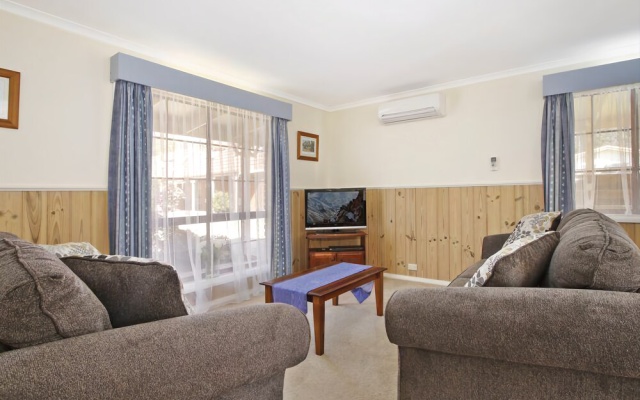 Cedar Cottage - Tudor Village – Guest Rooms – Bright
