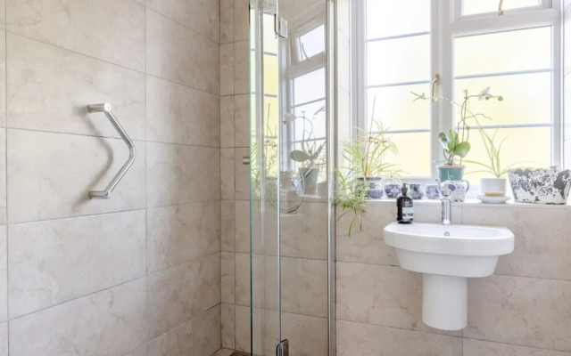 Stylish 2 Bedroom Apartment in Peaceful Richmond