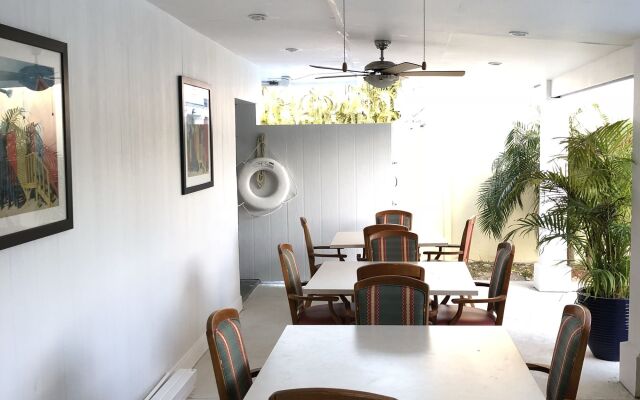 The Colony Club Inn & Suites