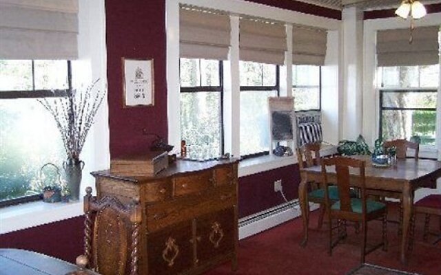 Corner Oak Manor