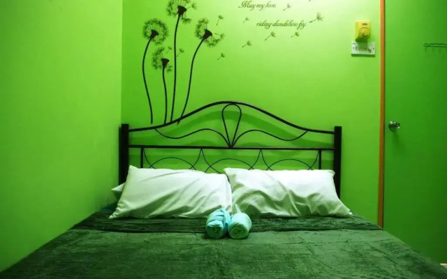 Colourful homestay - (near jeti sky mirror)