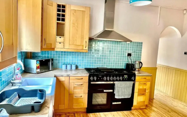 Inviting 4-bed House Near Heathrow w/ Fireplace