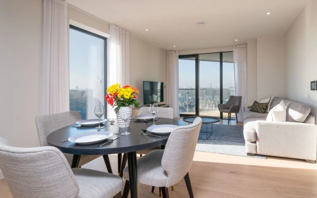 Modern Family Home close to Victoria Station