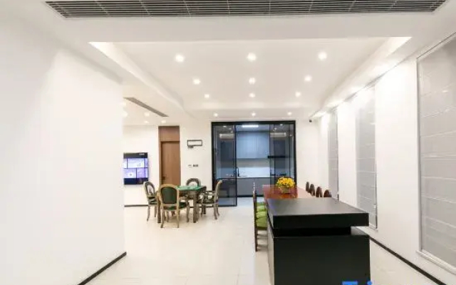 Yi Lan Cui Wei Hotel