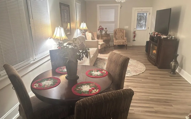 E Street Gallery King BedroomSHARED Bath