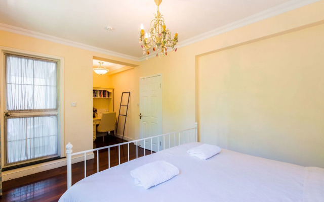 Cambridge Villa with 5 BRs