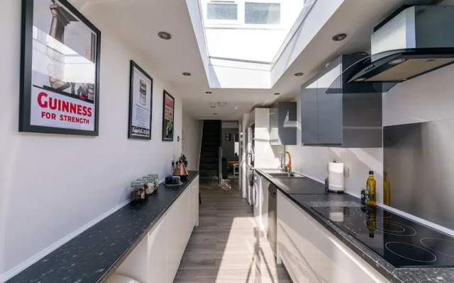 The Hollywood Beautiful 3 Bedroom House