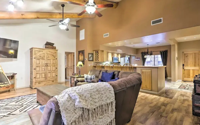 Pinetop Escape: Charming Mountain Condo w/ Balcony