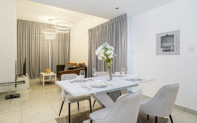 Tanin - Modern Spacious 1BR Apartment With 2 Balconies