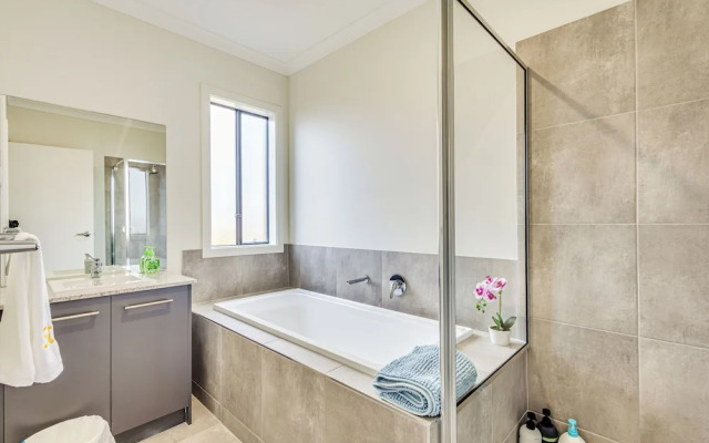 StayAU Charming 4BR Retreat Wyndham Vale