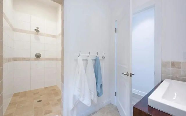 Salty Dolphin 4 Bedroom Home