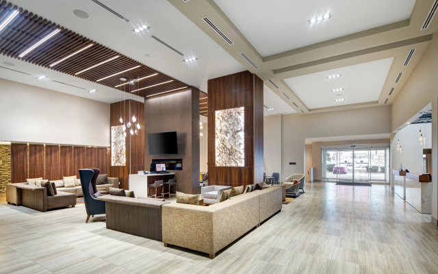 DoubleTree by Hilton Toronto Airport