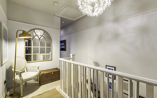 Gorgeous 4-bed Home With a Fireplace and Terrace