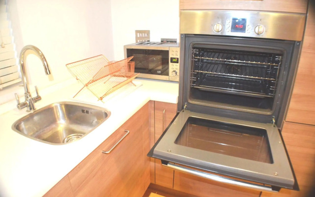 Brentwood Town Retreat - Large 2 bedroom apartment